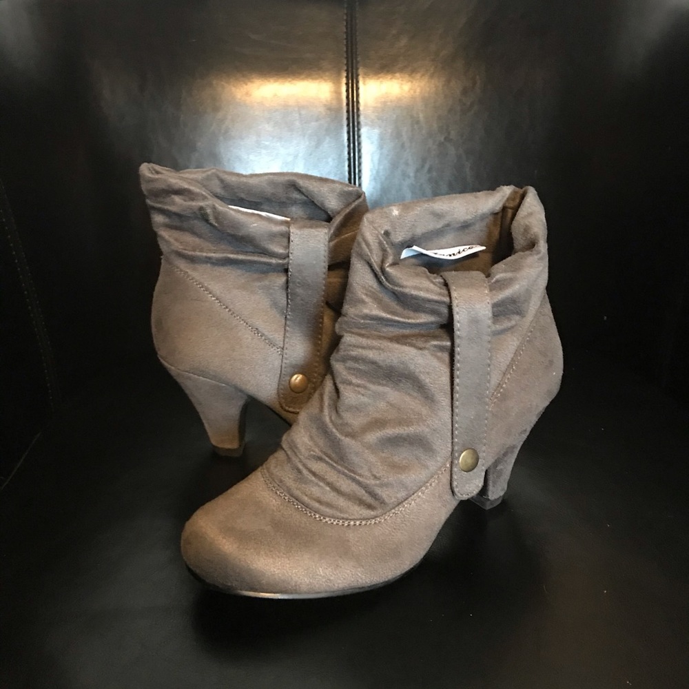 Janice “Carla - 18” Ultrasuede grey ankle boots
